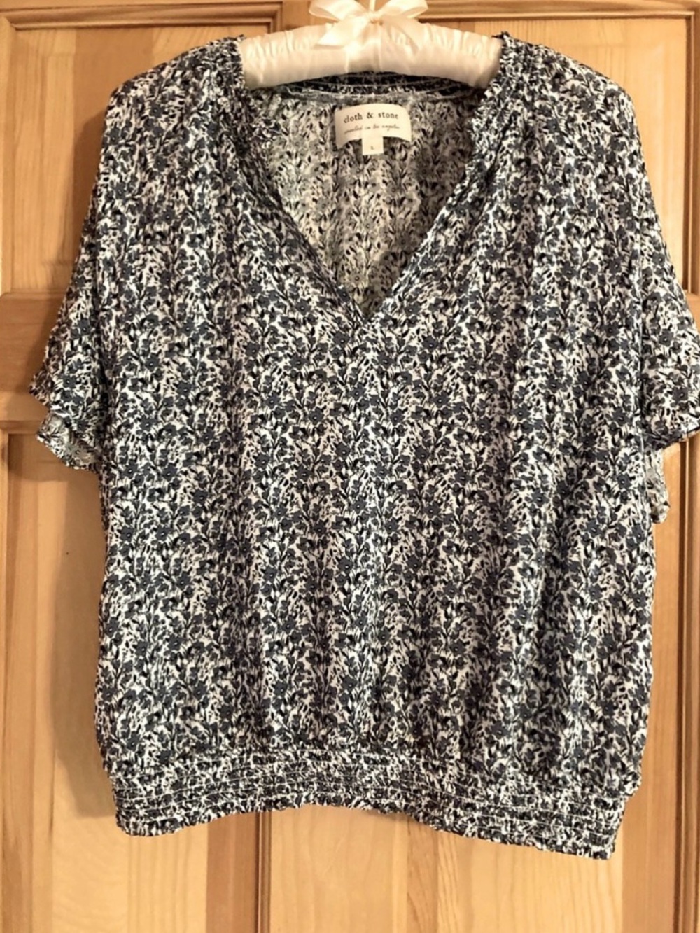 cloth & stone Navy and White Floral V-Neck Blouse